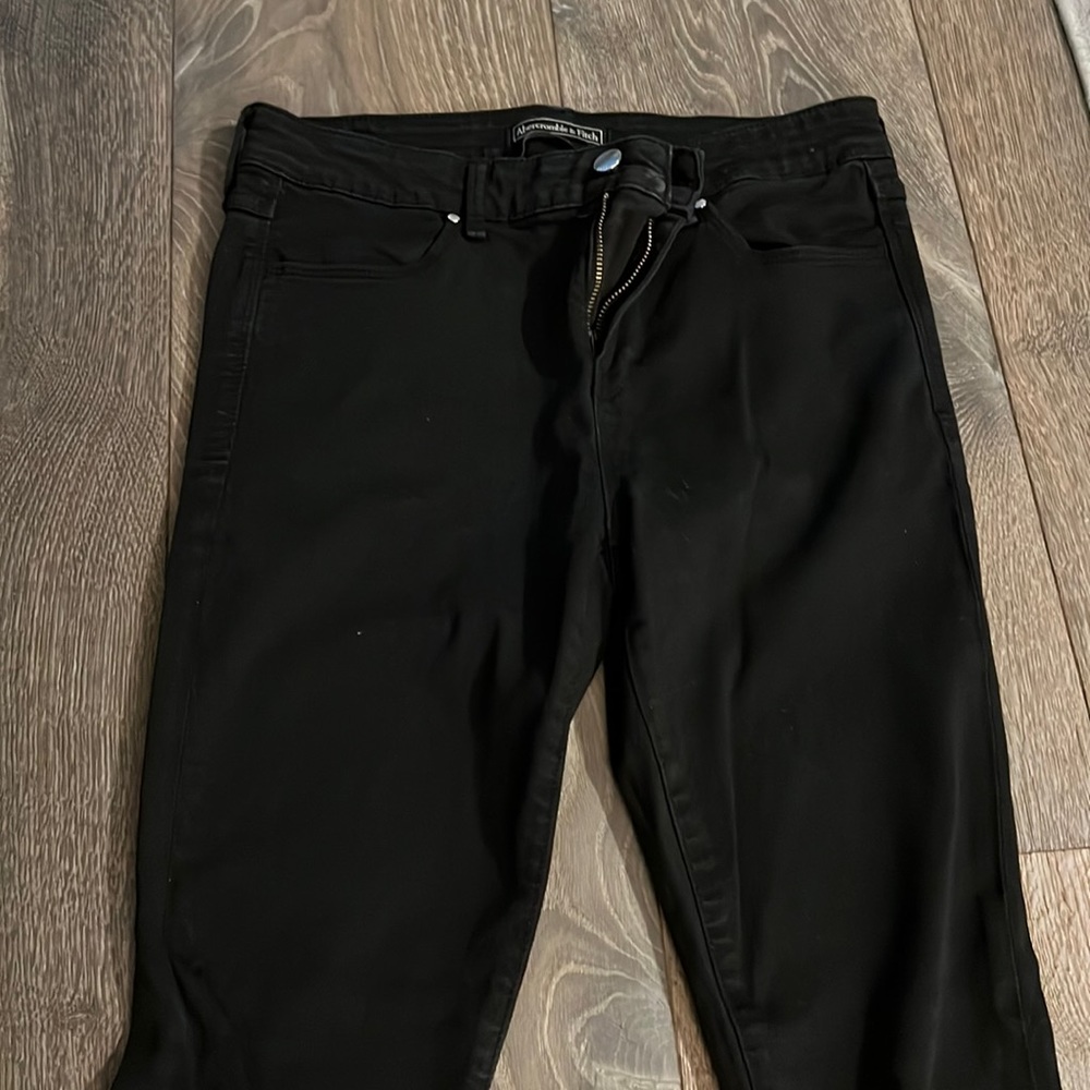 Abercrombie and Fitch women size 28 black distressed skinny jeans